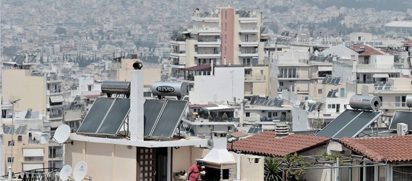 Το «Πάσχα της Καραντίνας»: Γέμισαν με σούβλες τα μπαλκόνια και οι ταράτσες (φώτο)